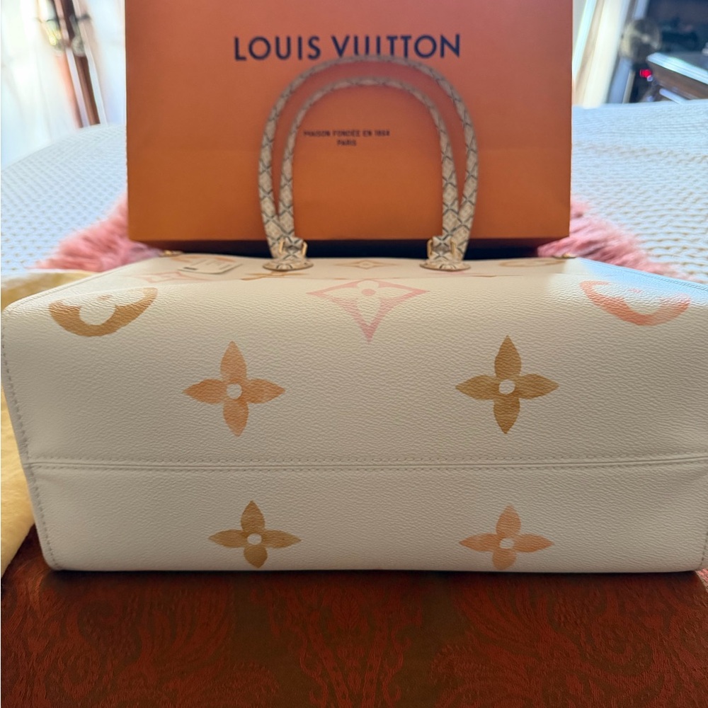 Louis Vuitton White and Gold Monogram Tote Bag - Picture 6 of 14